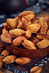 Put the peeled almonds on the tablecloth