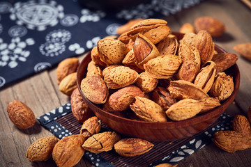 Put the peeled almonds on the tablecloth