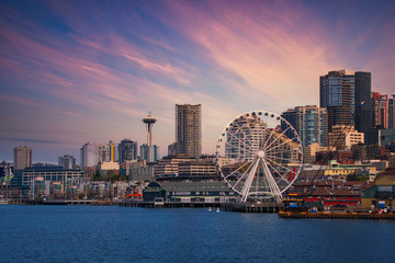2020-04-18 DOWNTOWN SEATTLE'S WATERFRONT WITH THE SPACE NEEDLE AND GREAT WHEEL - obrazy, fototapety, plakaty