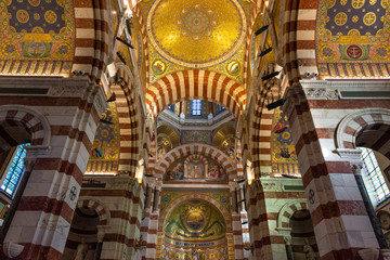 Fototapeta na wymiar Intérieur de la basilique Notre-Dame de la Garde à Marseille