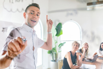 Obraz premium Digital marketers working o a plan