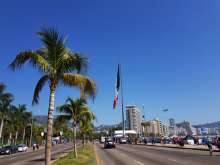 Naklejka premium Avenida Costera in Acapulco outside the Papagayo park and the flagpole