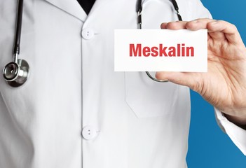 Meskalin. Arzt im Kittel hält Visitenkarte hoch. Der Begriff Meskalin steht im Schild. Symbol für Krankheit, Gesundheit, Medizin - obrazy, fototapety, plakaty