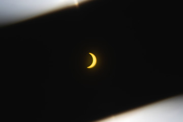 El martes 2 de julio de 2019 se produjo un eclipse solar total que fue visto a lo largo del océano Pacífico, en Chile y, al atardecer, en Argentina. En esta foto se aprecia el eclipse parcial. - obrazy, fototapety, plakaty