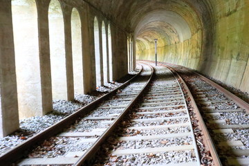 Fototapeta na wymiar 터널 속 철로가 보이는 풍경