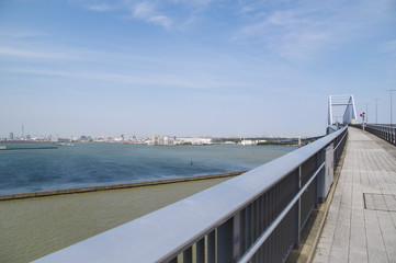 Obraz premium Część kratownicy widziana z chodnika Gate Bridge