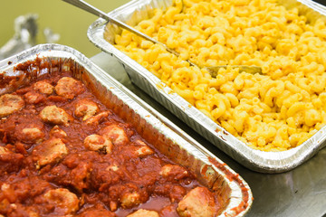 Delivery food on quarantine, fresh take out food in a foil trays, popular mac'n'cheese and chicken in sauce, macaroni and cheese delivery options from the restaurant and cafe, hot fresh food in a box 