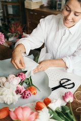 Obraz na płótnie Canvas Woman arranging flowers