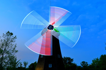 조명이 빛나는 풍차