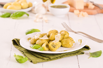 Potato gnocchi stuffed with pesto sauce.

