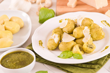 Potato gnocchi stuffed with pesto sauce.
