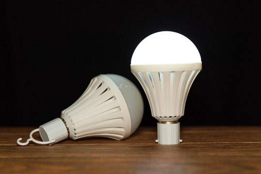 Dos bombillos led de emergencia de color blanco con bater&iacute;a integrada de litio