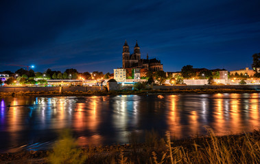 Fototapeta na wymiar Magdeburger Dom mit Elbe bei Nacht