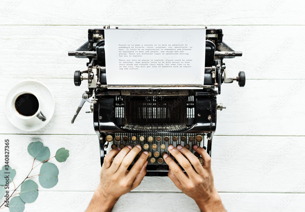 Fototapete aerial view of a man typing on a retro typewriter