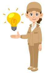 アイデアを紹介するベージュ色の作業服を着た女性
