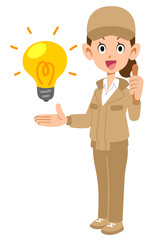 アイデアを褒めるベージュ色の作業着を着た女性
