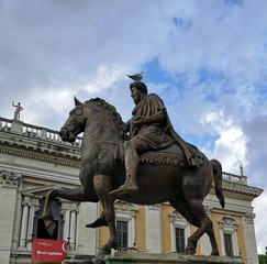 A bird stand on the statue monument