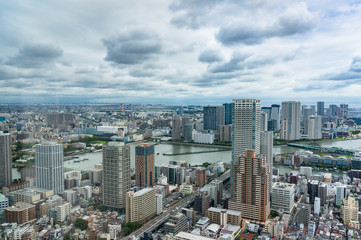 Fototapeta premium Pejzaż dzielnicy biznesowej Tokio z komercyjnymi i mieszkalnymi drapaczami chmur