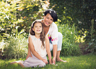 Mama z córką w ogrodzie, Dzień Matki, rodzinne świętowanie i pamiątkowe zdjęcia