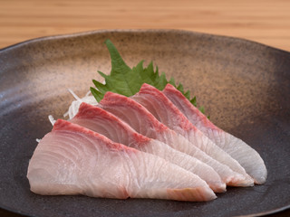 カンパチの刺し身