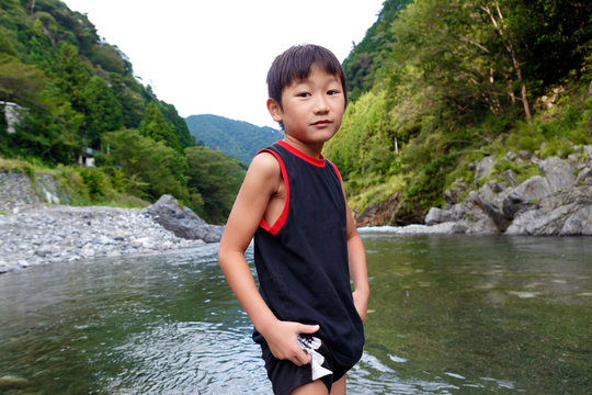 水遊びをする少年