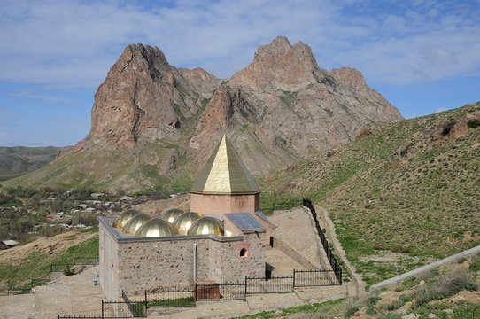 Elince Madrasa is located on Nakhchivan Culfa road. The madrasa was built in the 13th century. There is Elince Castle on the back mountain.
