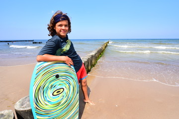 Summer camp.Wakacyjna przygoda z windsurfing na plaży nad morzem na obozie młodzieżowym - obrazy, fototapety, plakaty