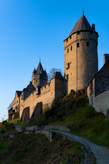 Obraz premium Burg Altena Höhenburg Lennetal Sauerland Grafschaft Mark Silhouette Bergfried Türme Deutschland Museum Jugendherberge Tourismus Erlebnis Aufzug Attraktion Sehenwürdigkeit Mittelalter Rekonstruktion 