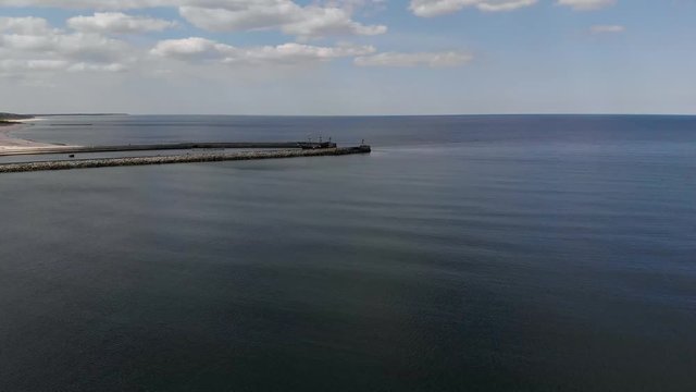 Żaglowiec korsarz wpływa do portu w Ustce