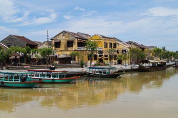 Fototapeta na wymiar boats on the river in Vietnam