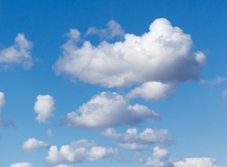Obraz na płótnie Canvas white clouds against blue sky