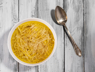 Domowy rosół na stole z desek z rustykalna łyżką © piotrszczepanek