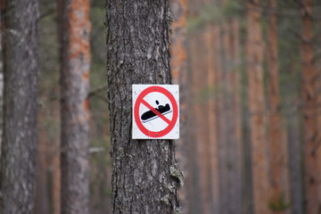 Naklejka premium No sleds sign in the forest.