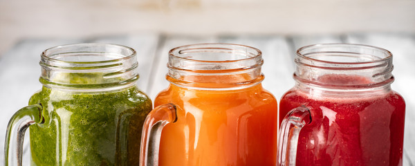 Soki owocowo warzywne na starym drewnianym stole