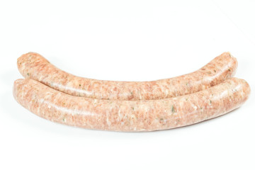  saucisses crues sur un fond blanc