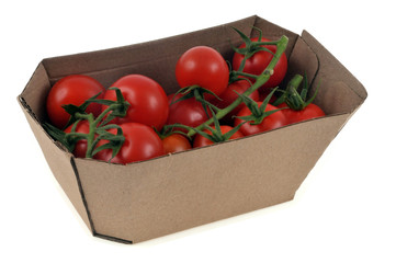 Barquette de tomates grappes sur fond blanc