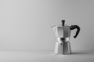 minimalistische Studioaufnahme von einem Mokkakännchen