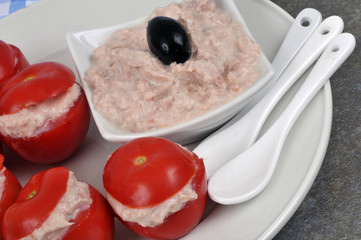 Amuse-bouche composé de tomates cerises farcies aux rillettes de thon