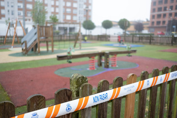 playground closed by the Covid-19 pandemic with a building under construction in the background