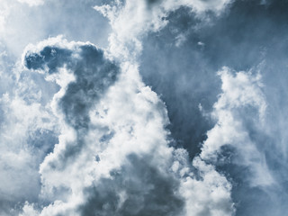 nuage ciel visage gris bleu blanc noir nuances lumière ombre contraste regard profil  abstrait imaginaire