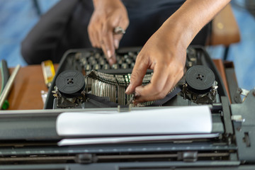 Obraz premium Close up photo of vintage manual typewriter being fixed by a repairman 