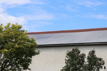 Panneaux solaires photovolta&iuml;ques sur le to&icirc;t d'un entrep&ocirc;t - Ville de Corbas - D&eacute;partement du Rh&ocirc;ne - France