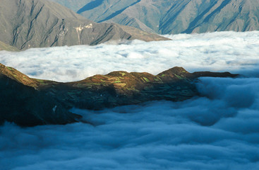 Über den Wolken - Andenlandschaft, Bolivien - Inversionswetterlage