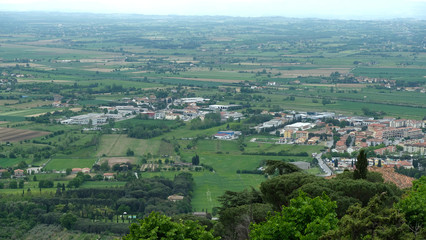 Fototapeta na wymiar Panorama della campagna e dei centri abitati della Val di Chiana dal centro di Cortona, in provincia di Arezzo.