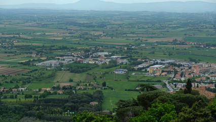 Fototapeta premium Panorama della campagna e dei centri abitati della Val di Chiana dal centro di Cortona, in provincia di Arezzo.