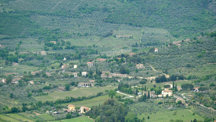 Panorama della campagna e dei centri abitati della Val di Chiana dal centro di Cortona, in provincia di Arezzo.