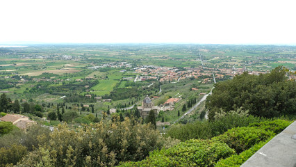 Panorama della campagna e dei centri abitati della Val di Chiana dal centro di Cortona, in provincia di Arezzo.