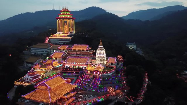 Kek Lok Si Temple at Dusk, Panning Aerial 4K