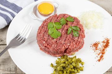 steak tartare dans une assiette