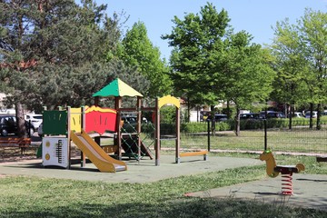 Fototapeta na wymiar Jeux extérieurs pour enfants au parc Bourlione à Corbas - Ville de Corbas - Département du Rhône - France